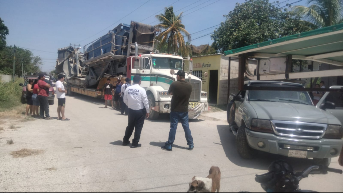 Tráiler tira cables y deja sin luz una colonia de Escárcega   