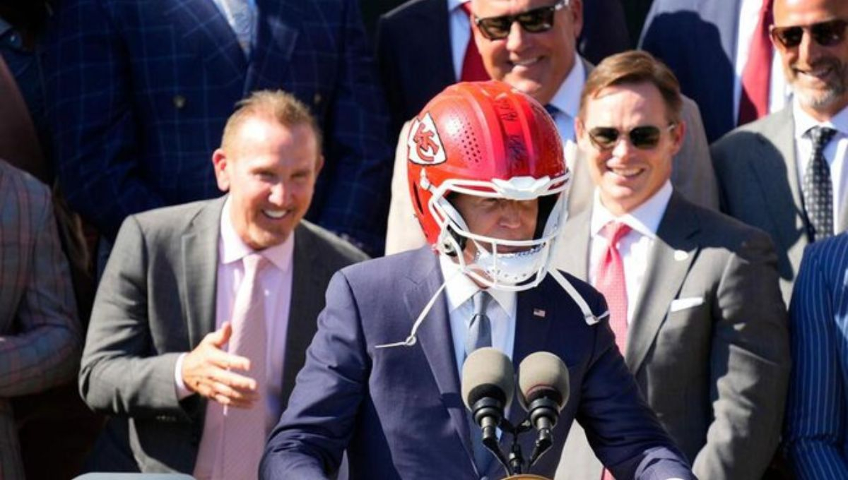 Joe Biden recibió en la Casa Blanca los Jefes de  Kansas City y sorprendió al ponerse el casco del equipo