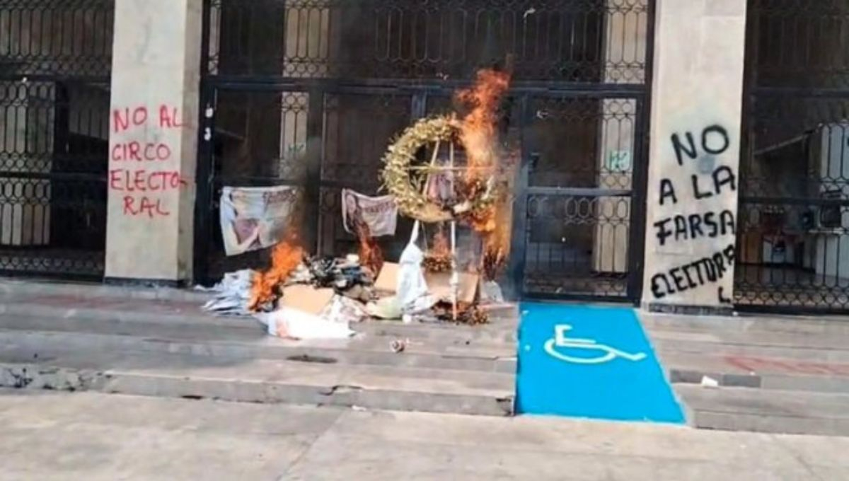 Maestros disidentes del SNTE y la CNTE realizaron protestas en Chiapas, vandalizando el Congreso estatal Maestros disidentes del SNTE y la CNTE realizaron protestas en Chiapas, vandalizando el Congreso estatal