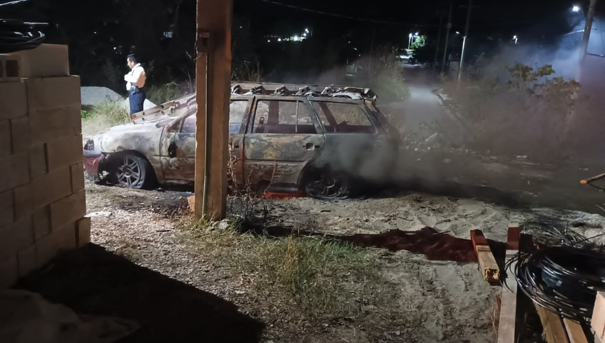Coche  queda en cenizas tras incendiarse en Escárcega 