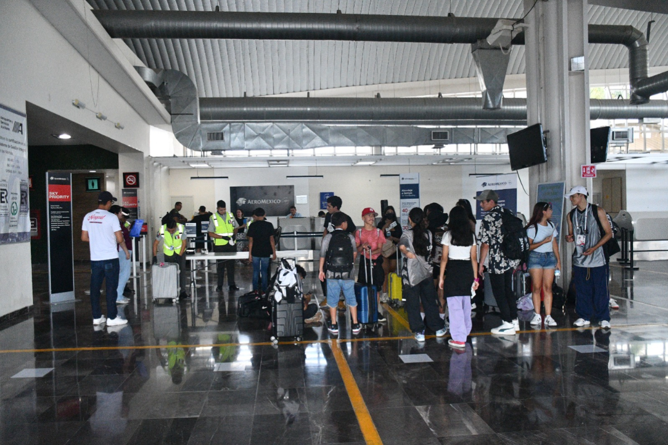 Funcionaria de Campeche se queja del calor en el aeropuerto 