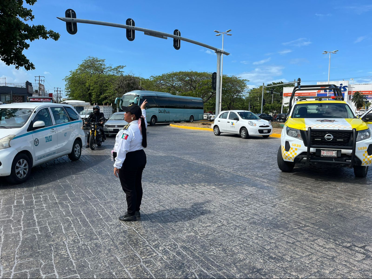 Agentes de tránsito arribaron al área afectada en Cancún Agentes de tránsito arribaron al área afectada en Cancún