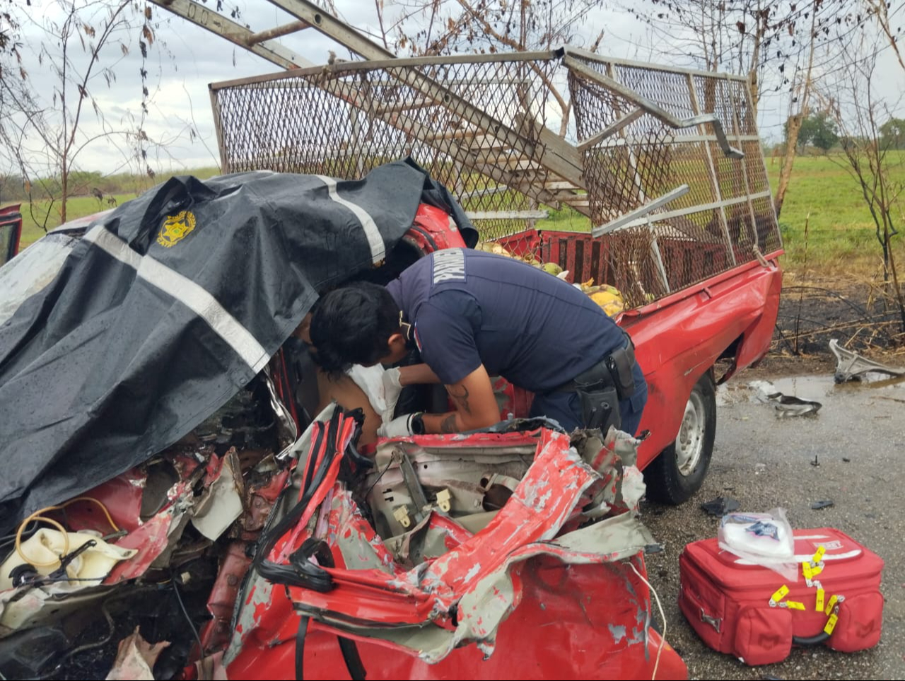 Así fue como los bomberos atendieron al automovilista que quedó atrapado en su vehículo Así fue como los bomberos atendieron al automovilista que quedó atrapado en su vehículo