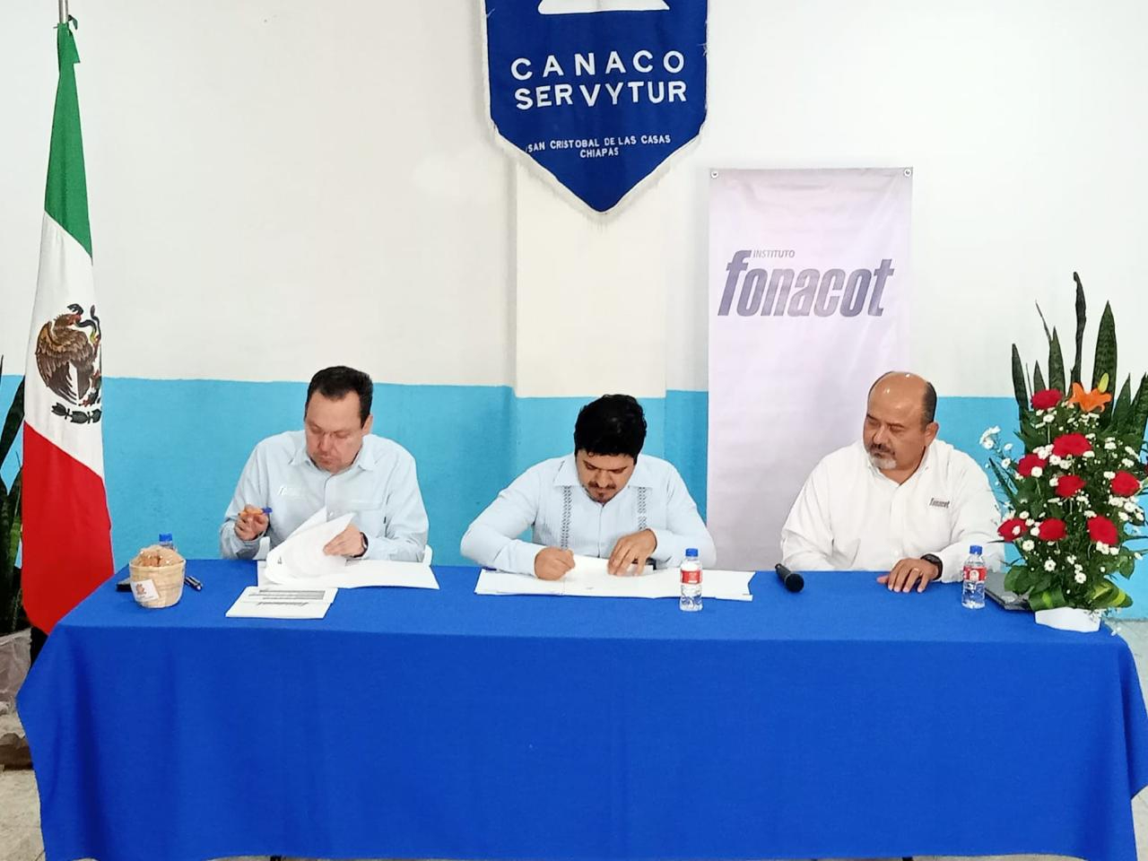 Así se desarrolló la firma del acuerdo de Fonacot en San Cristóbal de las Casas Así se desarrolló la firma del acuerdo de Fonacot en San Cristóbal de las Casas