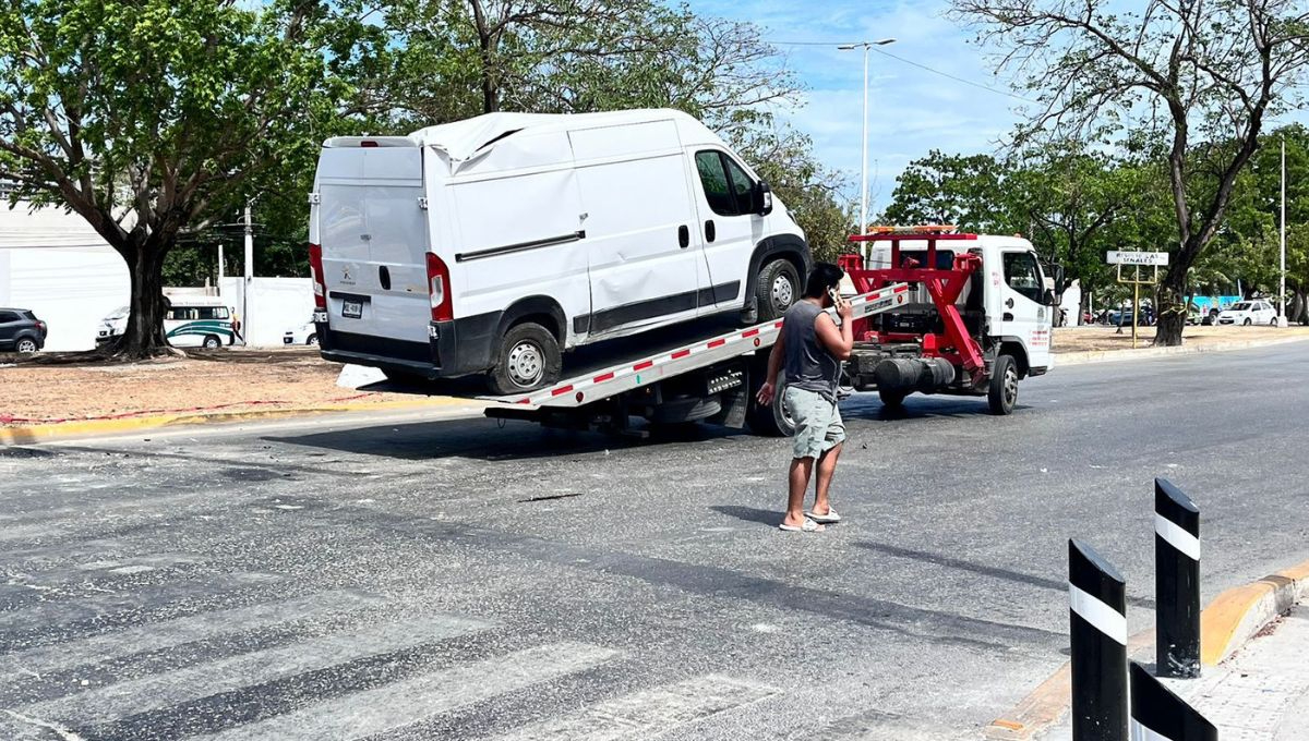 Volcadura tras aparatoso choque deja 2 menores de edad lesionados en Cancún