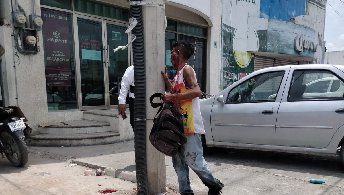 Mujer golpea e intenta quemar a franelero en Escárcega  