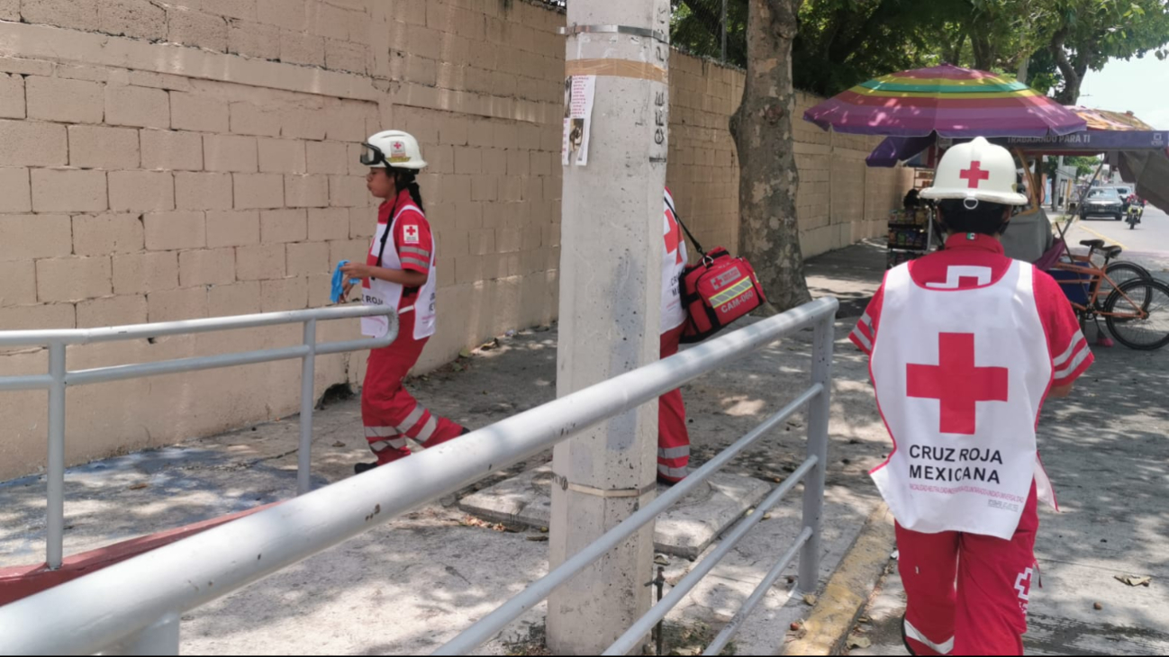 Paramédicos de la Cruz Roja llegaron hasta la secundaria para atender a los adolescentes Paramédicos de la Cruz Roja llegaron hasta la secundaria para atender a los adolescentes