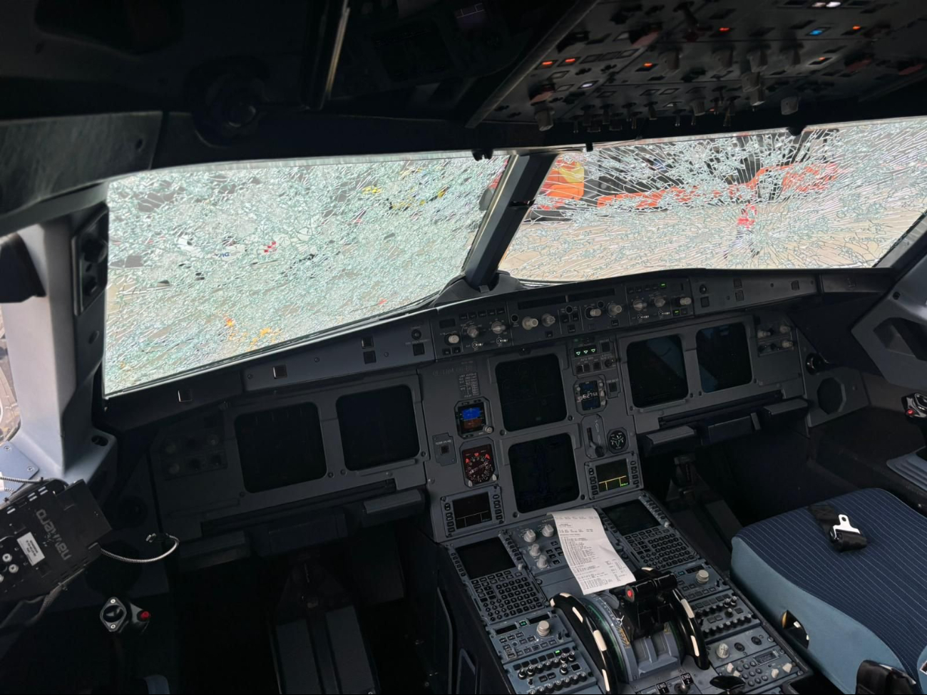 Granizo destruye parabrisas de avión durante pleno vuelo Granizo destruye parabrisas de avión durante pleno vuelo