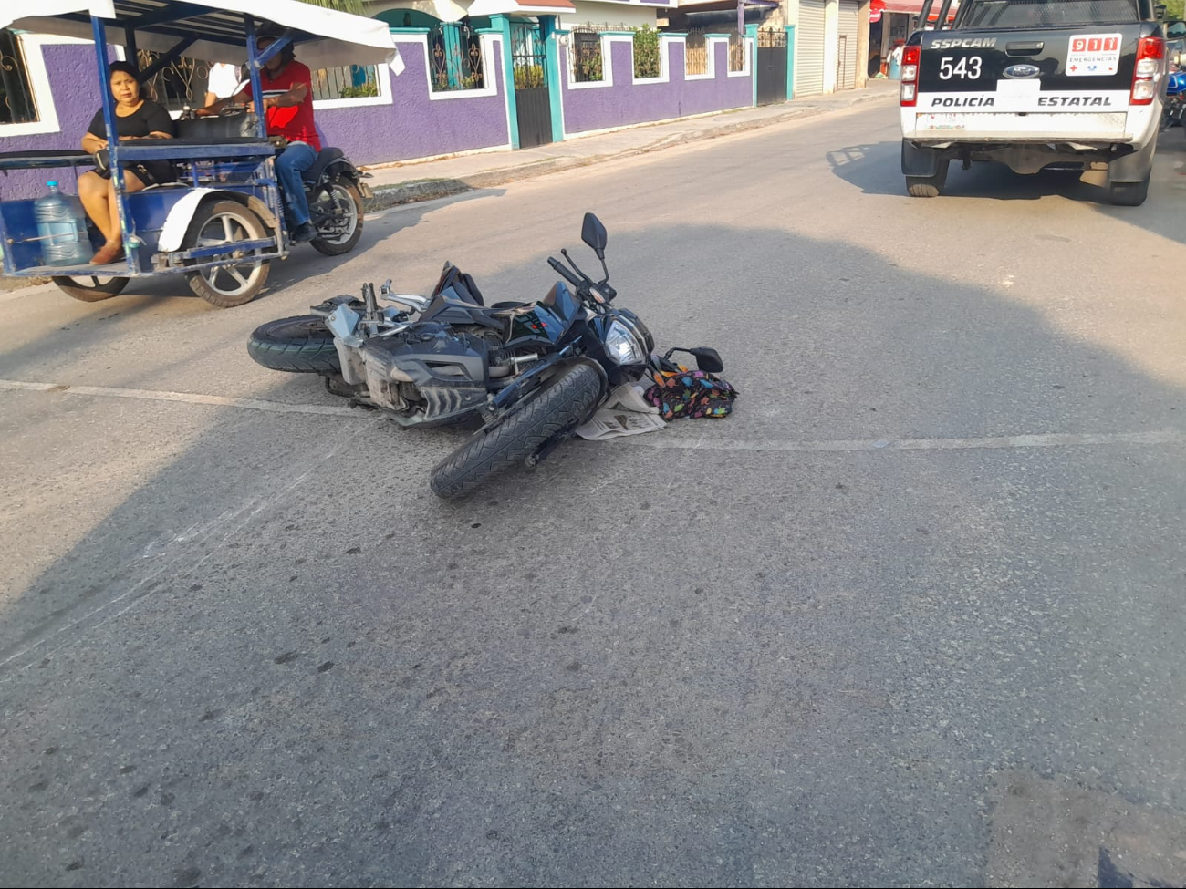 Motocicleta   choca contra automóvil.