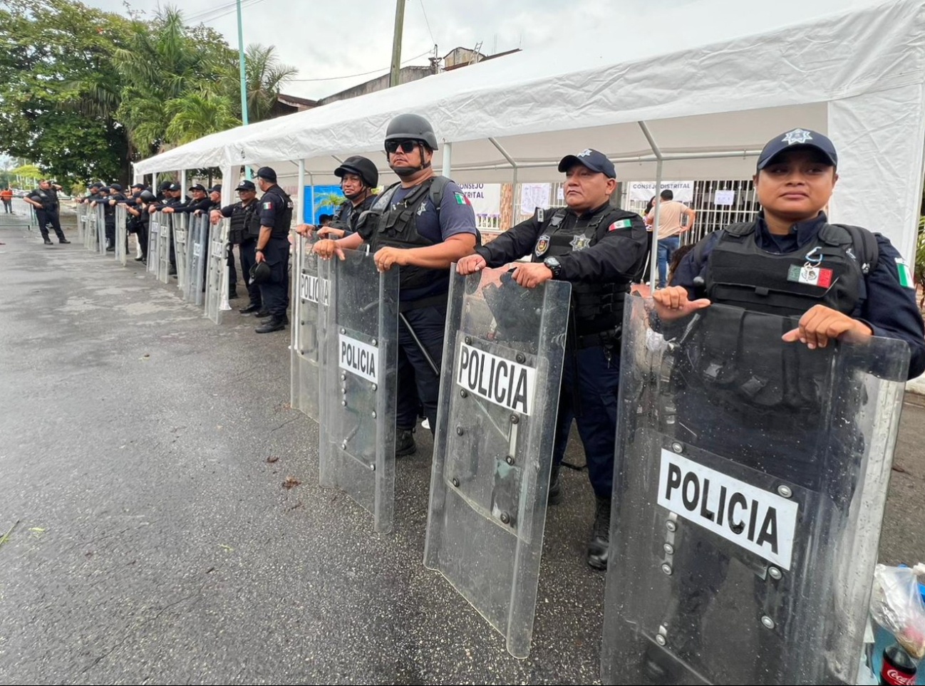 Policías blindan el reconteo de votos Policías blindan el reconteo de votos