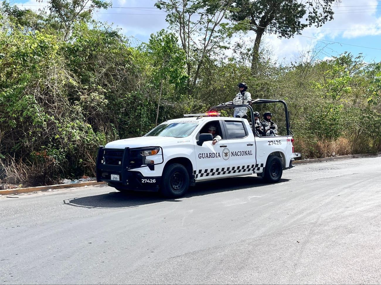 Arrestan a un hombre en Cancún por llevar un descuartizado y un hombre maniatado en su auto
