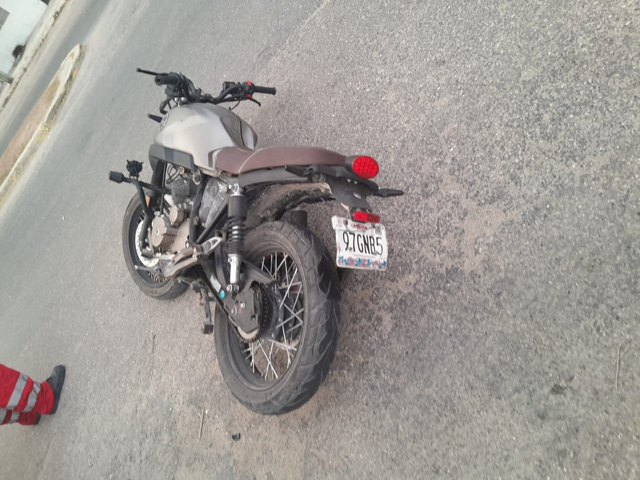 Tracto camión arrolla a motocicleta.