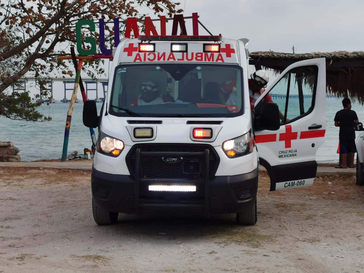Trasladan a hombre afectado al hospital Trasladan a hombre afectado al hospital