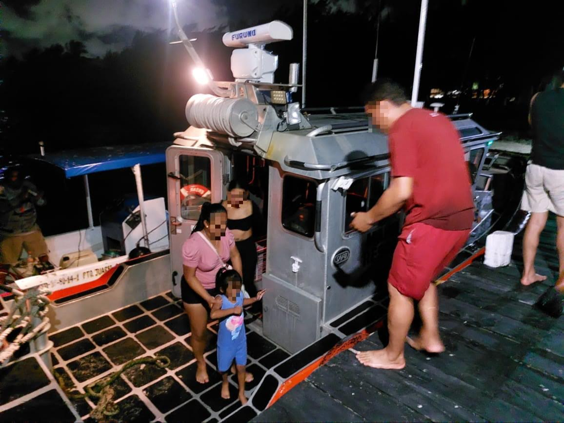Rescatan a siete personas tras quedar varados en el mar en Isla Mujeres