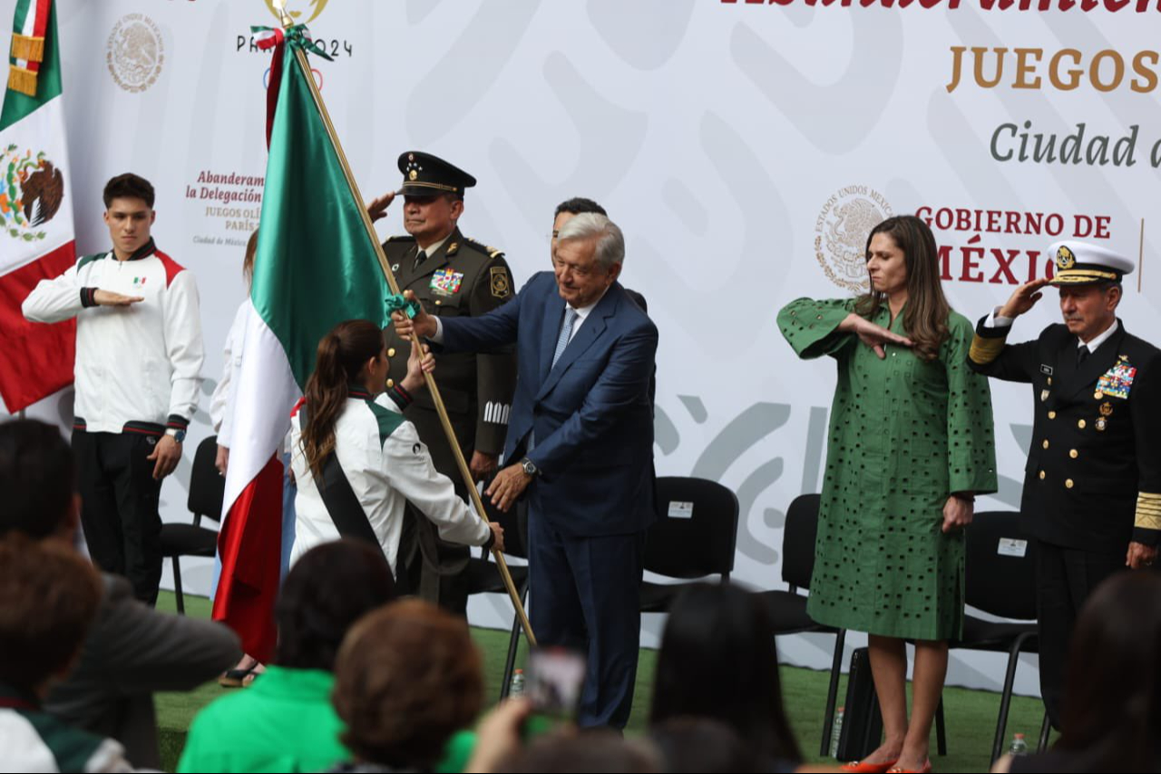 AMLO entrega la bandera a Alejandra Orozco AMLO entrega la bandera a Alejandra Orozco