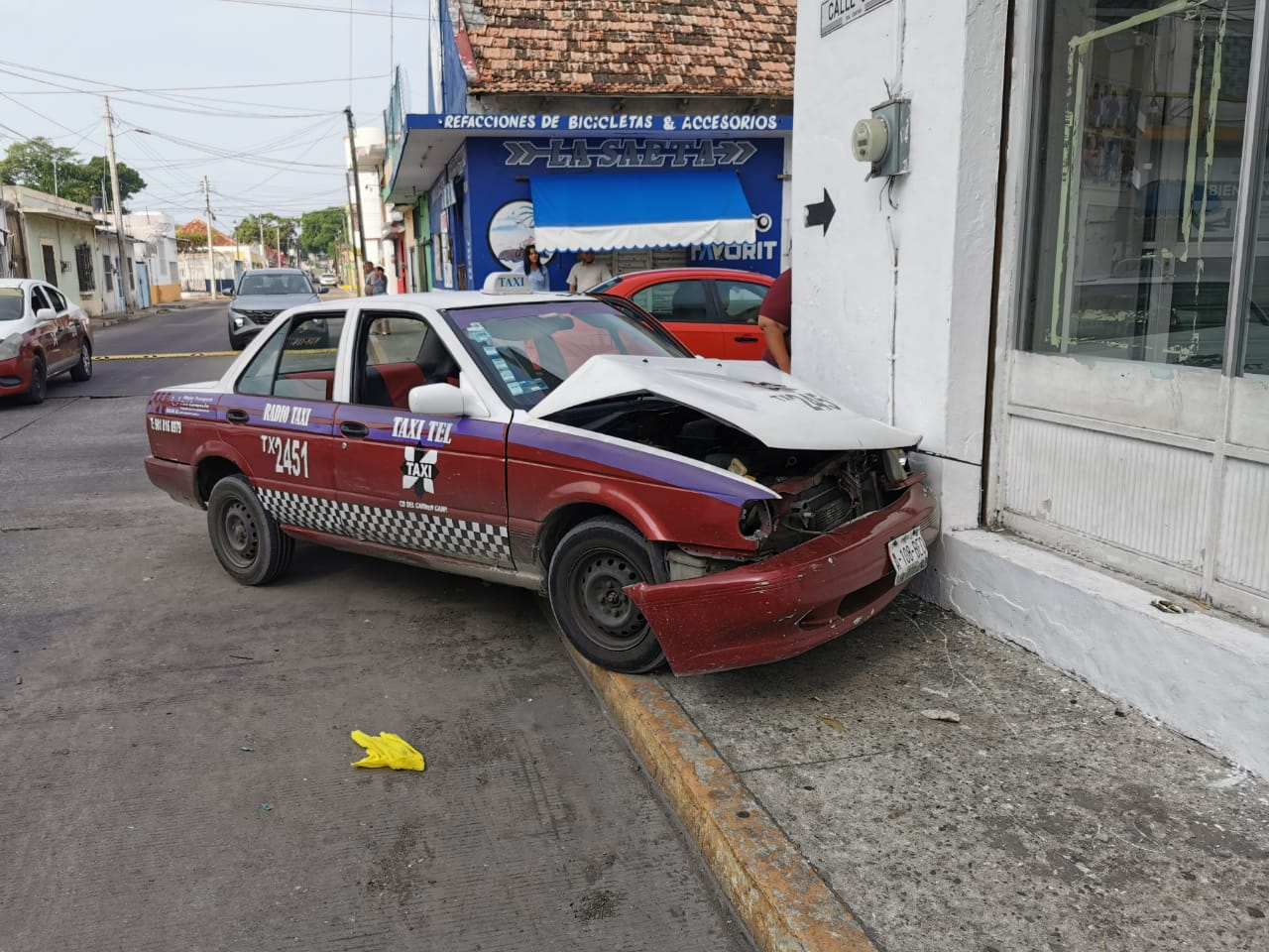 Así terminó el taxi en el centro de Ciudad del Carmen Así terminó el taxi en el centro de Ciudad del Carmen