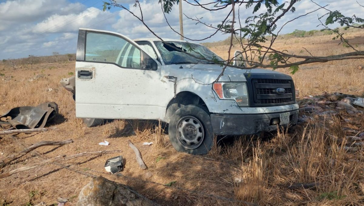 Auxilian a vendedor de mariscos que volcó su camioneta llena de producto en Tizimín