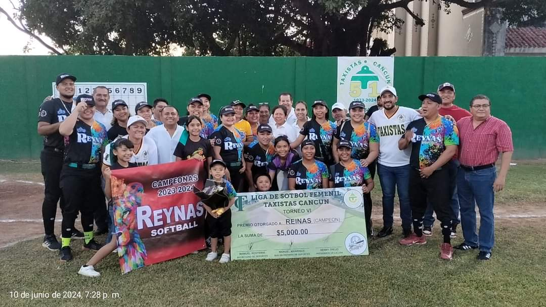El equipo campeón del torneo pasado recibió sus premios El equipo campeón del torneo pasado recibió sus premios