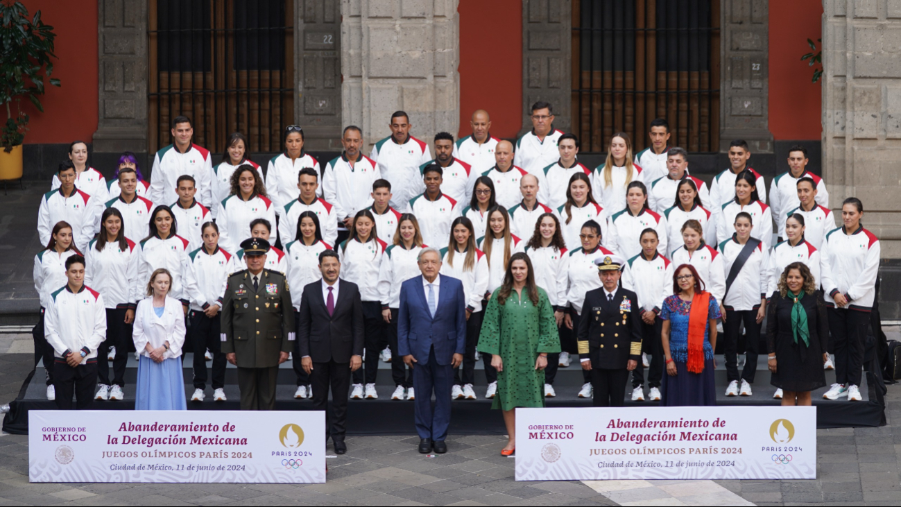 Fotografía del presidente AMLO con los atletas mexicanos que estarán en los JJOO 2024 Fotografía del presidente AMLO con los atletas mexicanos que estarán en los JJOO 2024