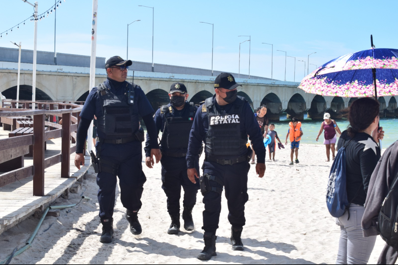 Hombres de mar avistaron unos manchones en diferentes zonas cercanas a la península yucateca Hombres de mar avistaron unos manchones en diferentes zonas cercanas a la península yucateca