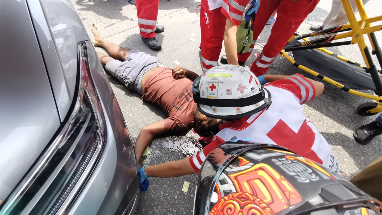 La camioneta le cortó el paso al motociclista La camioneta le cortó el paso al motociclista