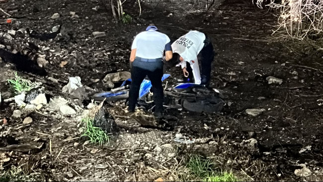 La motocicleta fue arrojada por cuatro hombres La motocicleta fue arrojada por cuatro hombres