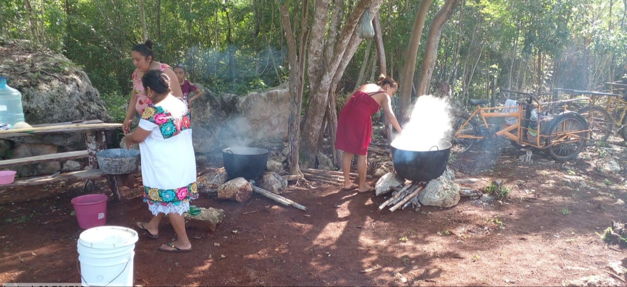 Las mujeres estuvieron presentes para la preparación de los alimentos Las mujeres estuvieron presentes para la preparación de los alimentos