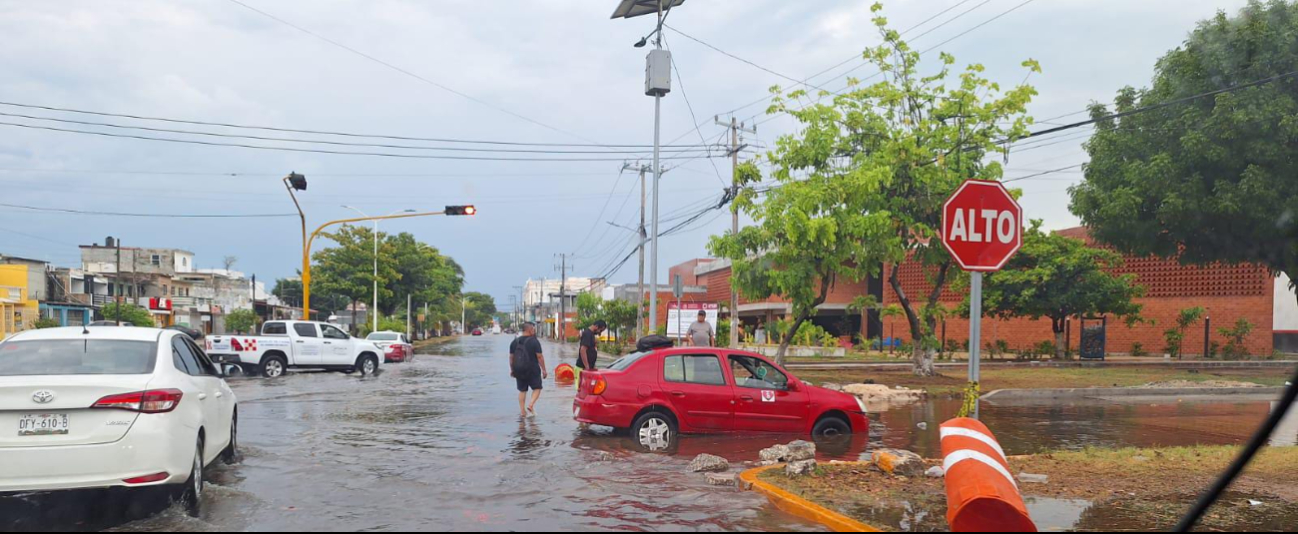 Principales vialidades amanecieron completamente anegadas Principales vialidades amanecieron completamente anegadas