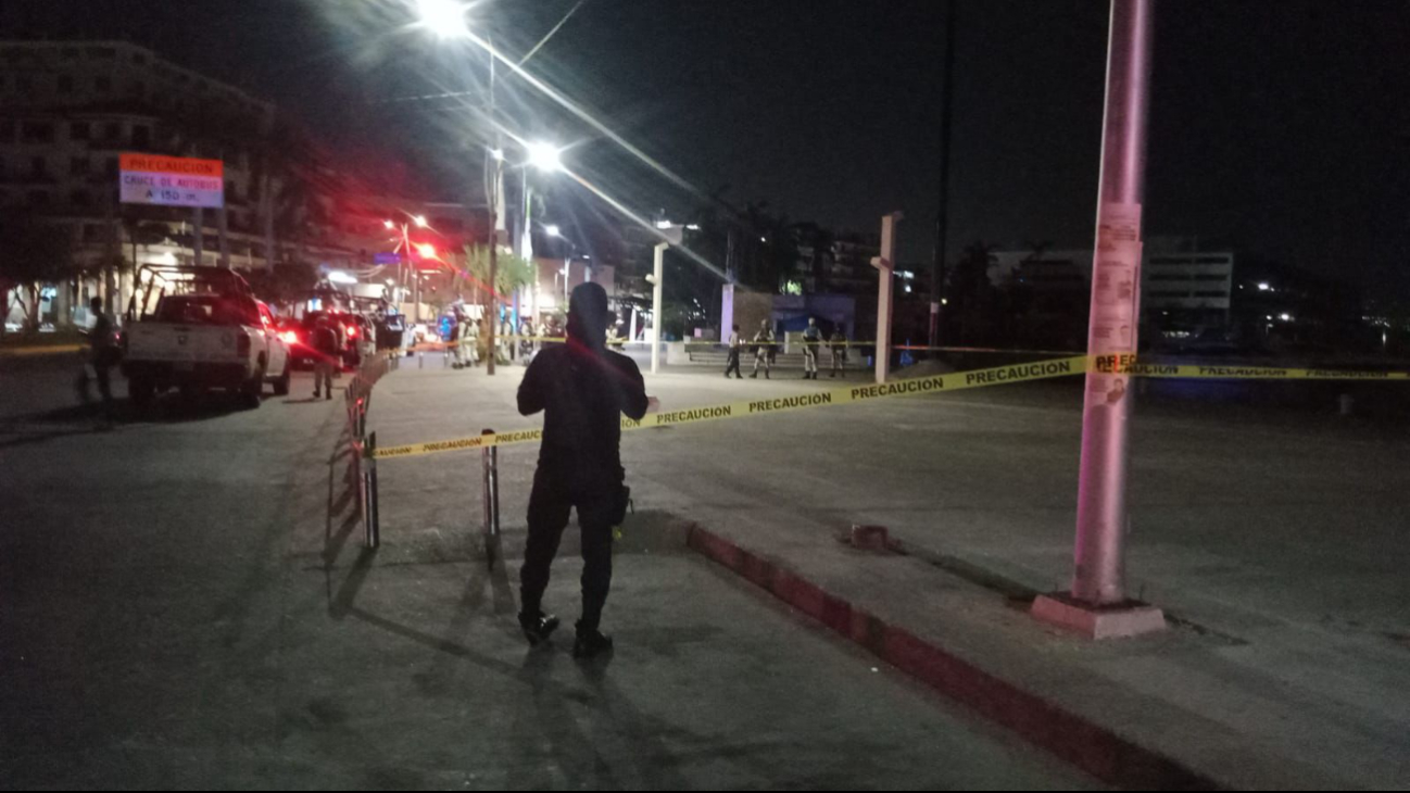 Agentes policiacos resguardan el Zócalo de Acapulco Agentes policiacos resguardan el Zócalo de Acapulco