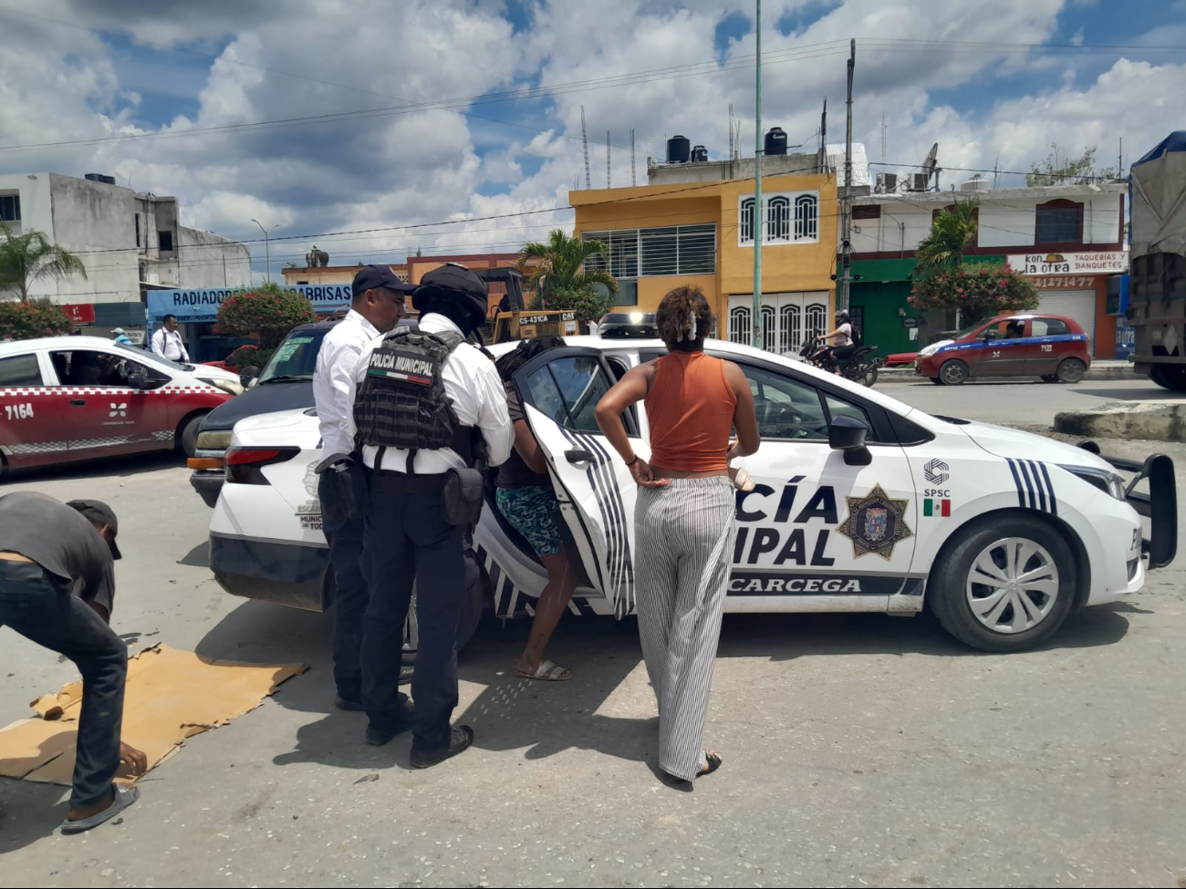 Dos mujeres lesionadas al cortar paso camioneta a motocicleta. Dos mujeres lesionadas al cortar paso camioneta a motocicleta.