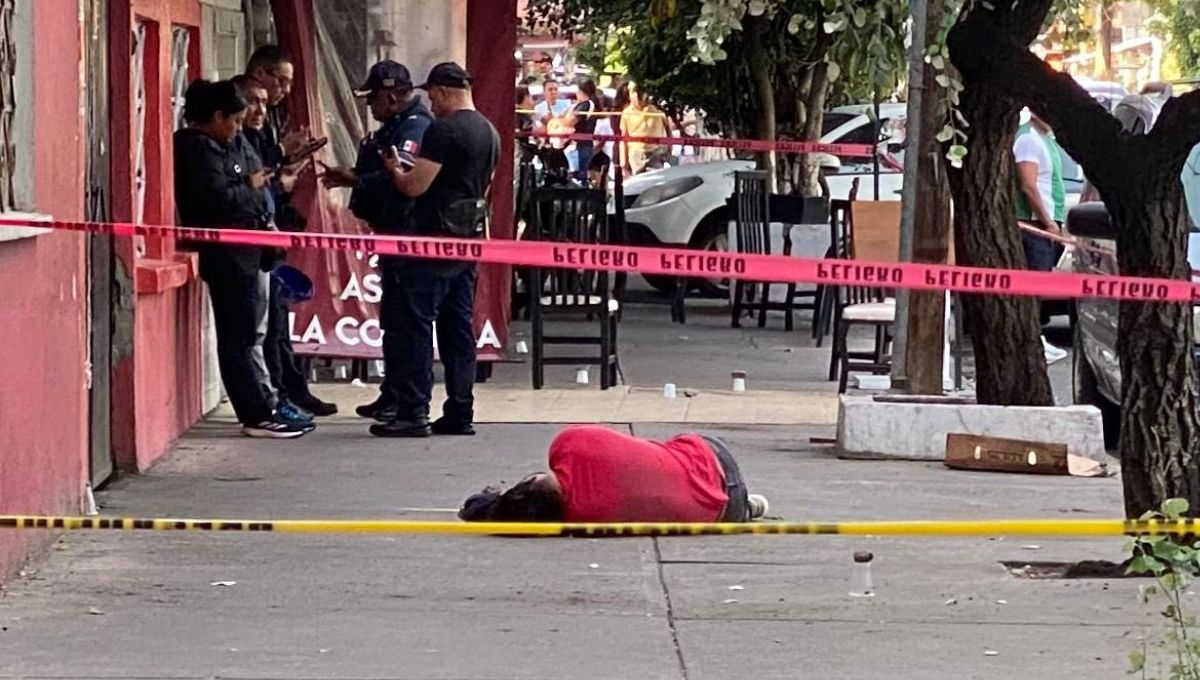 El cuerpo del hombre terminó a un costado del restaurante en CDMX El cuerpo del hombre terminó a un costado del restaurante en CDMX