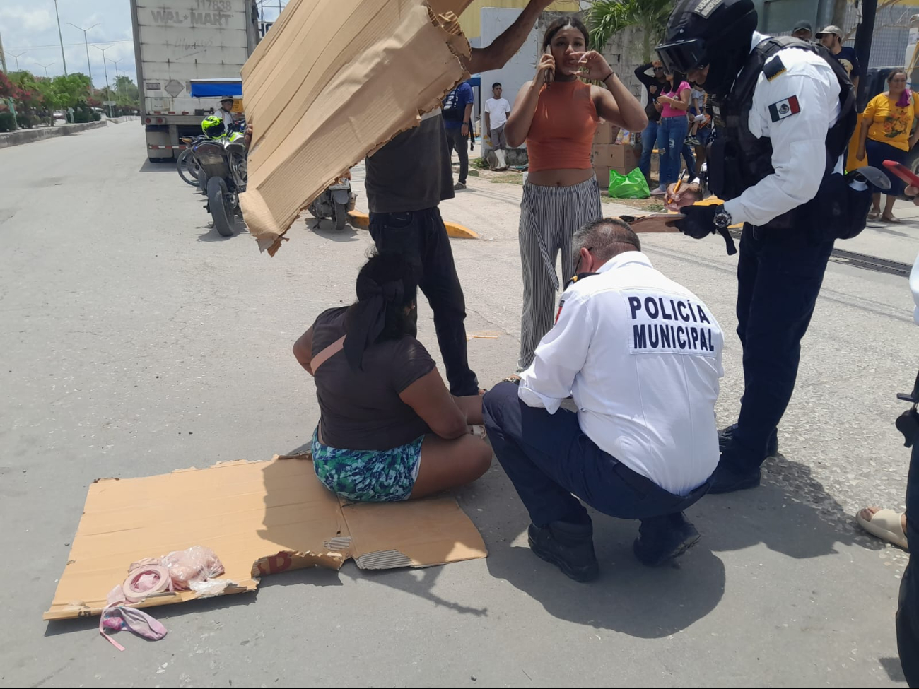 Choque de moto y camioneta en Escárcega deja dos mujeres lesionadas 