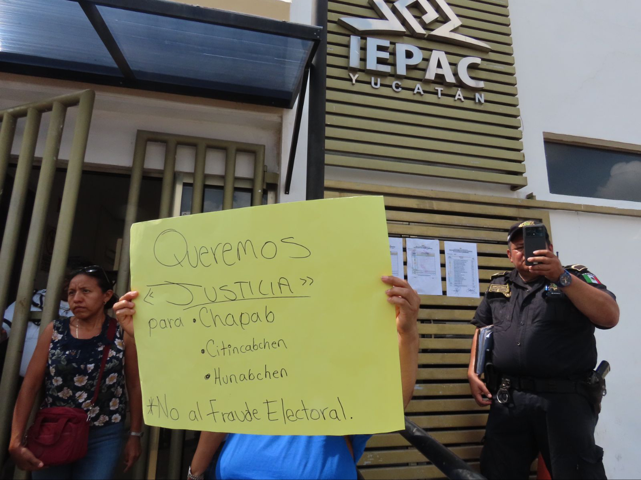 Pobladores de Chapab se manifiestan en el Iepac Pobladores de Chapab se manifiestan en el Iepac