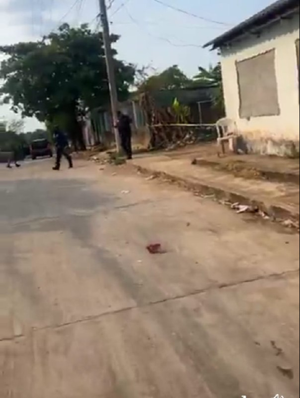 Agentes policiacos arribaron a la escena del crimen en Macuspana Agentes policiacos arribaron a la escena del crimen en Macuspana