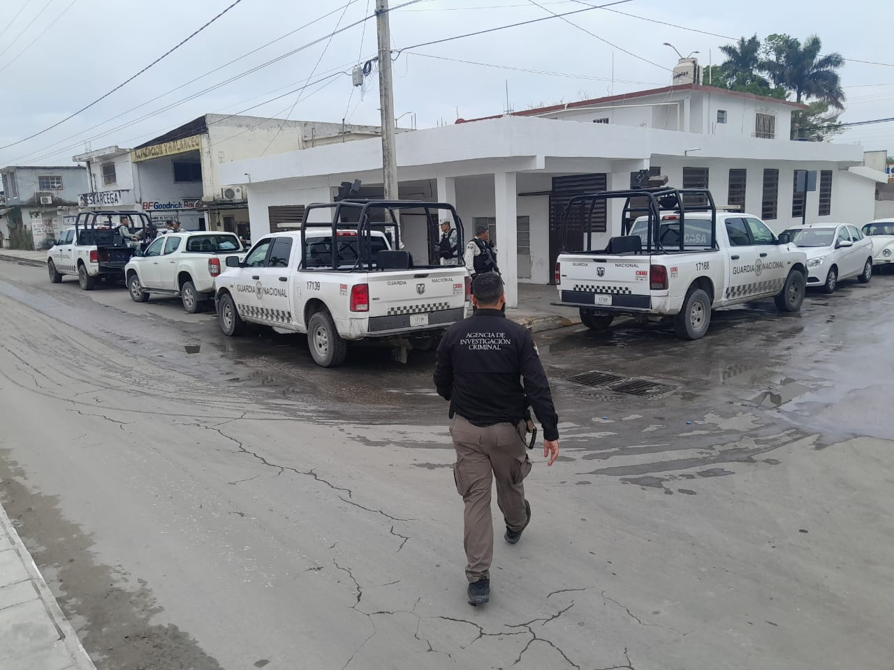 Detienen en cateo a una pareja y le aseguran armas y droga Detienen en cateo a una pareja y le aseguran armas y droga