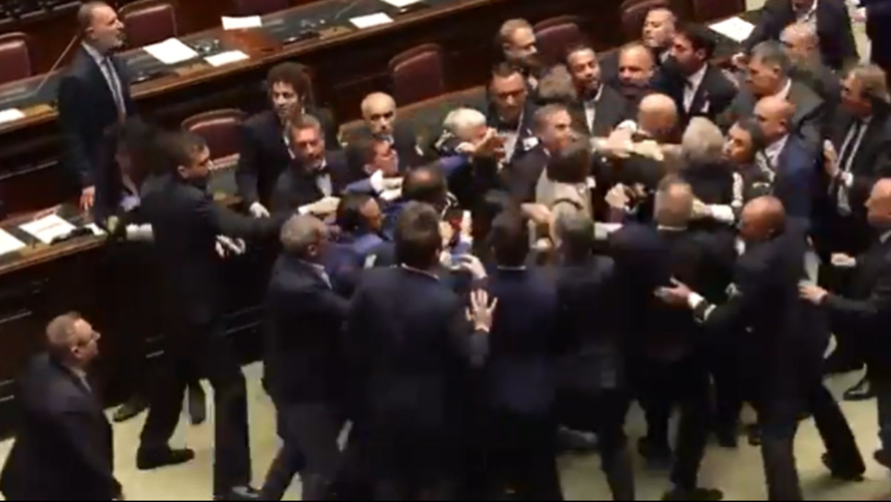 Diputados italianos protagonizan pelea campal durante discusión de reformas en el Congreso Diputados italianos protagonizan pelea campal durante discusión de reformas en el Congreso