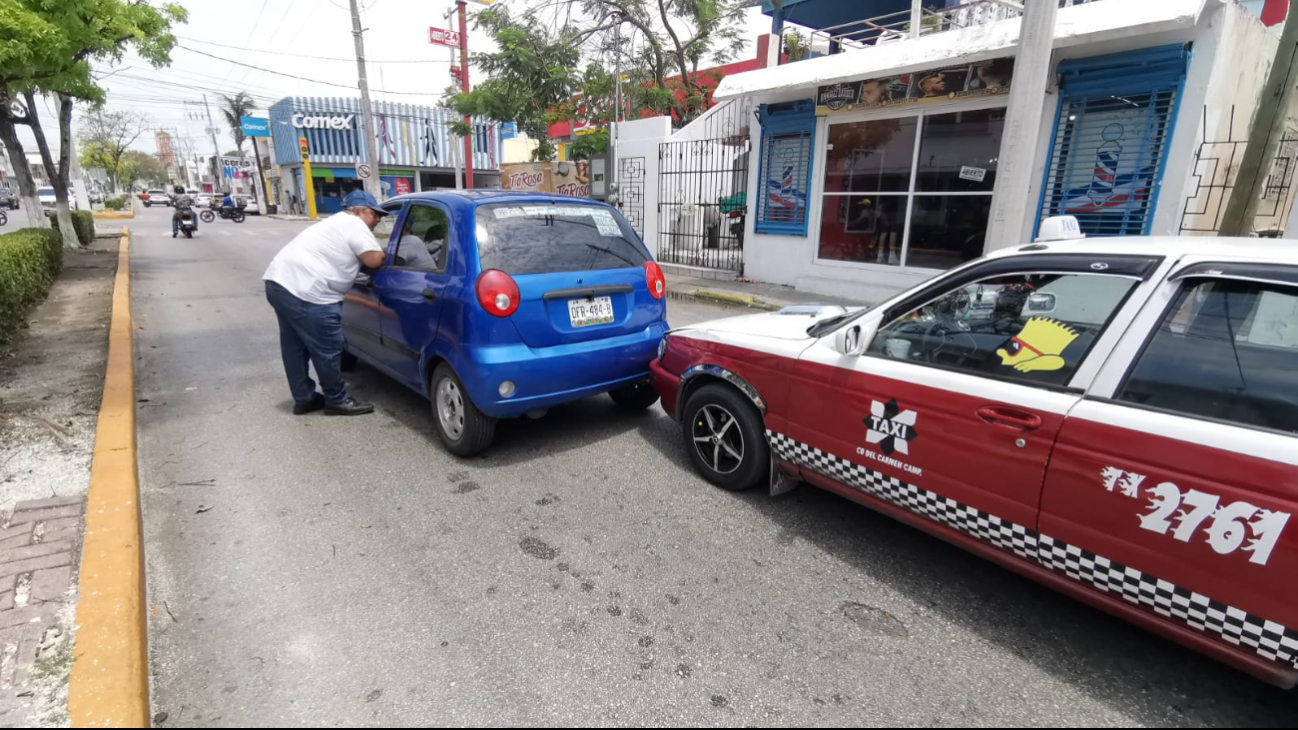 Taxista de Ciudad del Carmen  se impacta contra un auto  