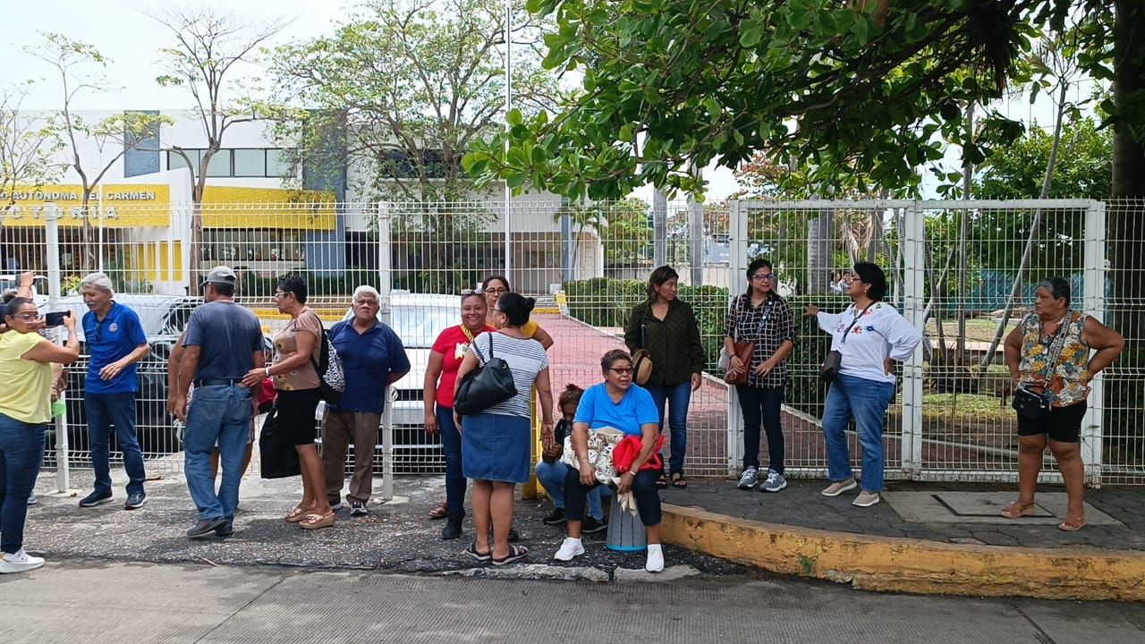 Un grupo de 20 manifestantes se plantó cerca de rectoría de la Unacar para exigir pagos atrasados
