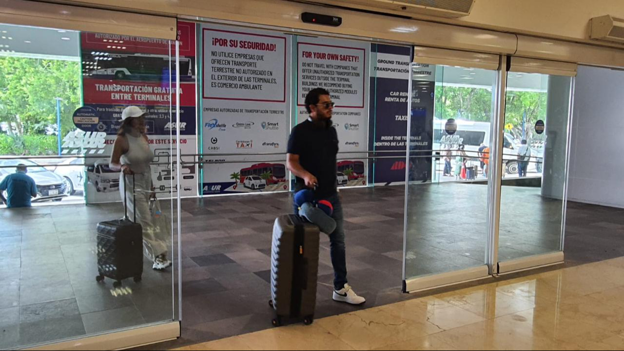 Pasajeros arriban al Aeropuerto Internacional de Cancún Pasajeros arriban al Aeropuerto Internacional de Cancún