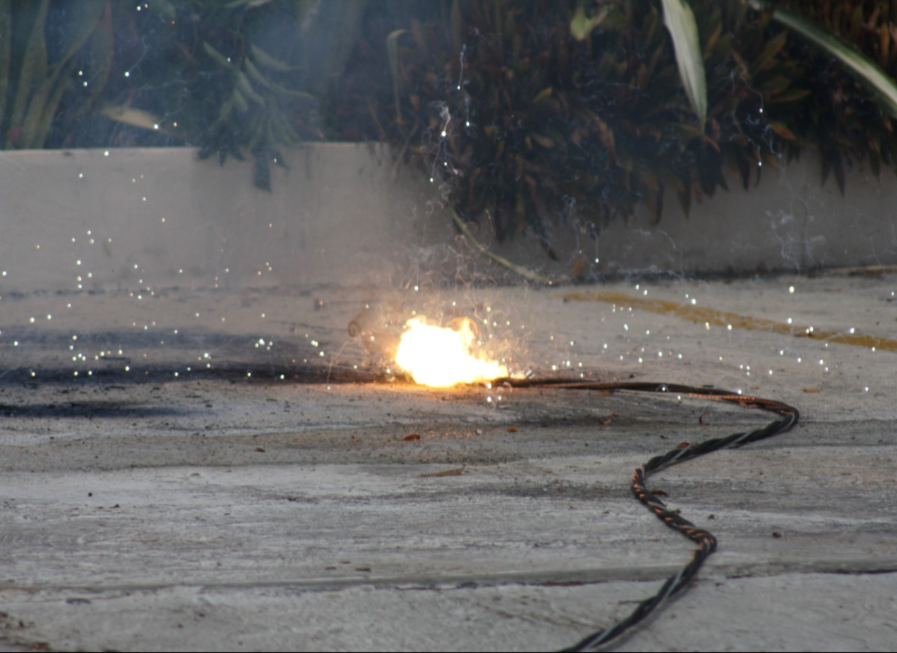 Cable de alta tensión cae en la colonia García Ginerés de Mérida