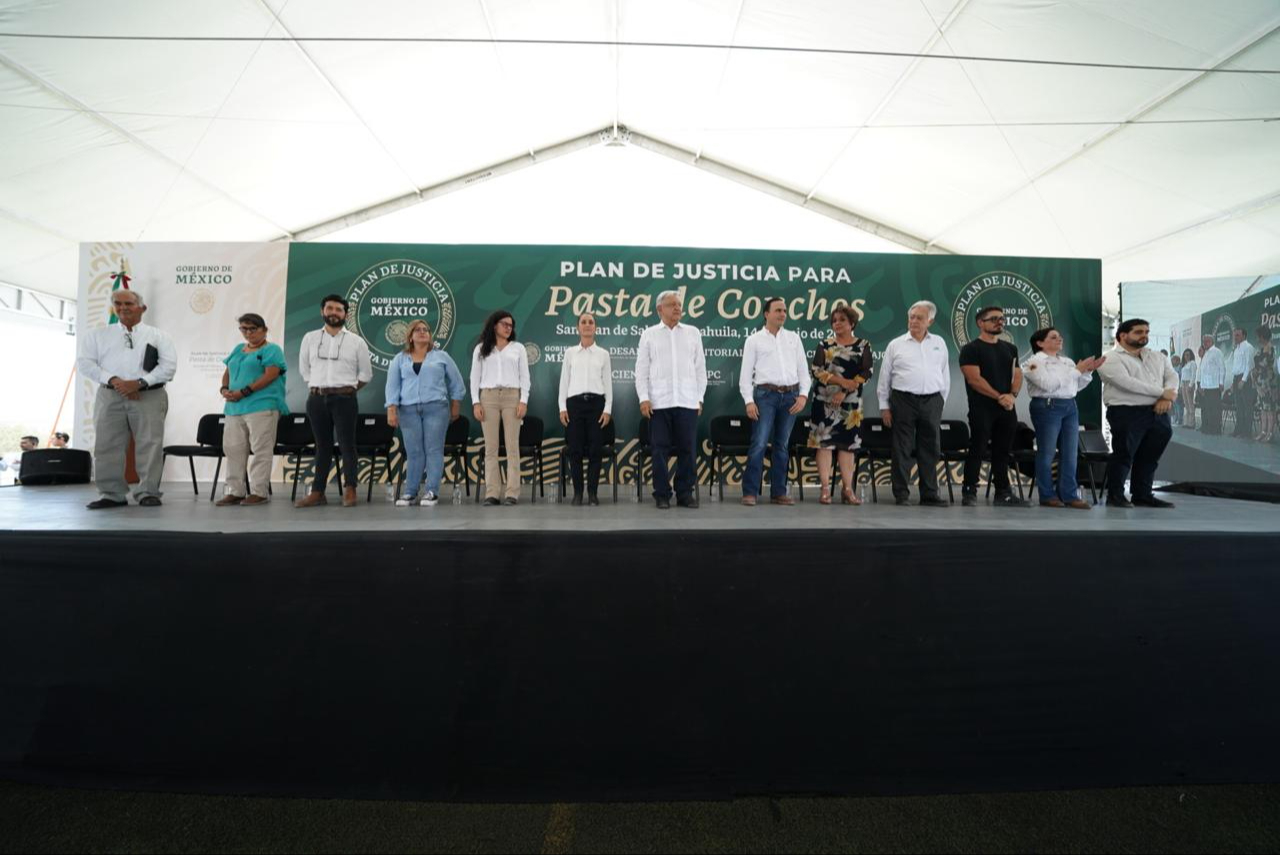 También se contó con la presencia de diferentes funcionarios y familiares de los mineros de Pasta de Conchos También se contó con la presencia de diferentes funcionarios y familiares de los mineros de Pasta de Conchos