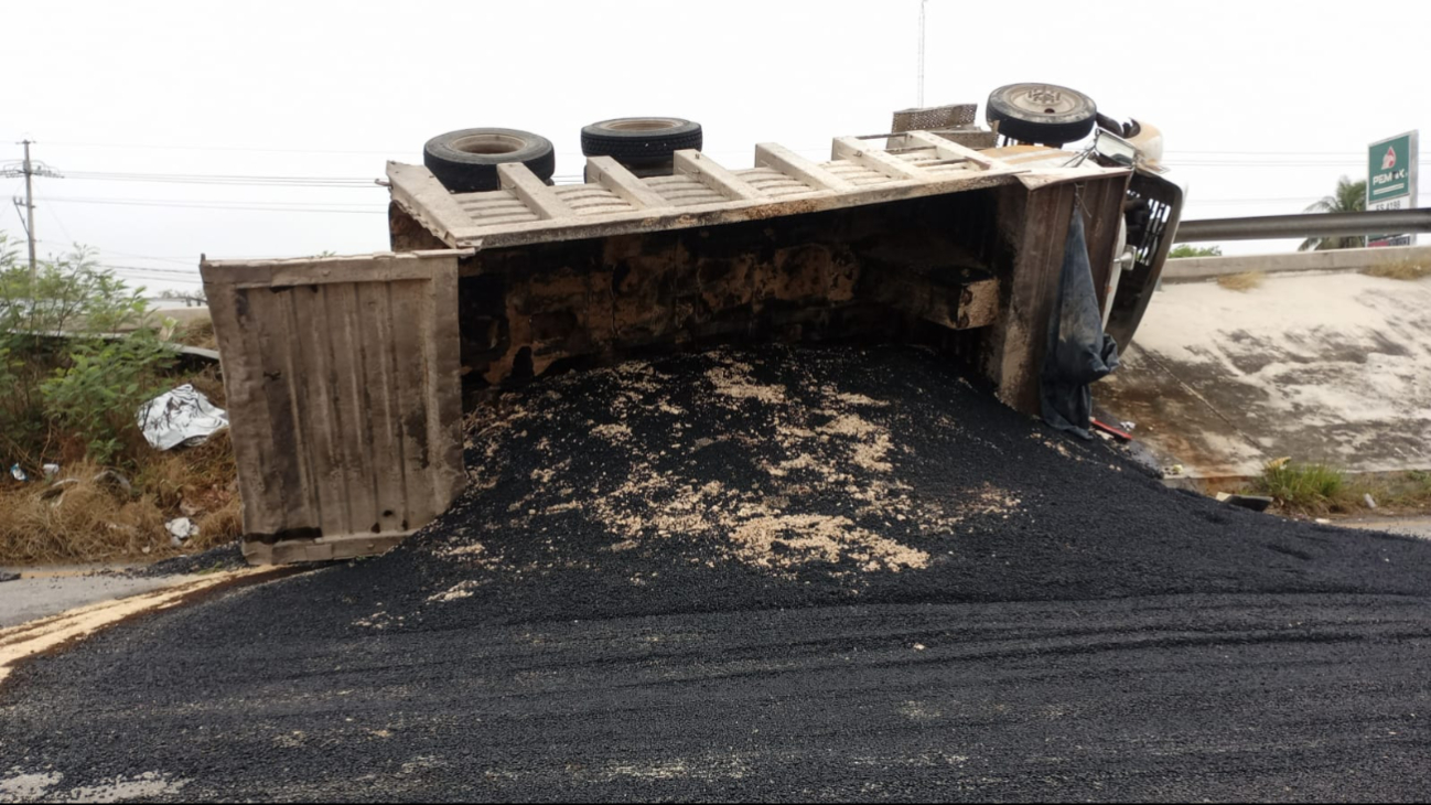 El cargamento del volquete quedó regado sobre la carretera El cargamento del volquete quedó regado sobre la carretera