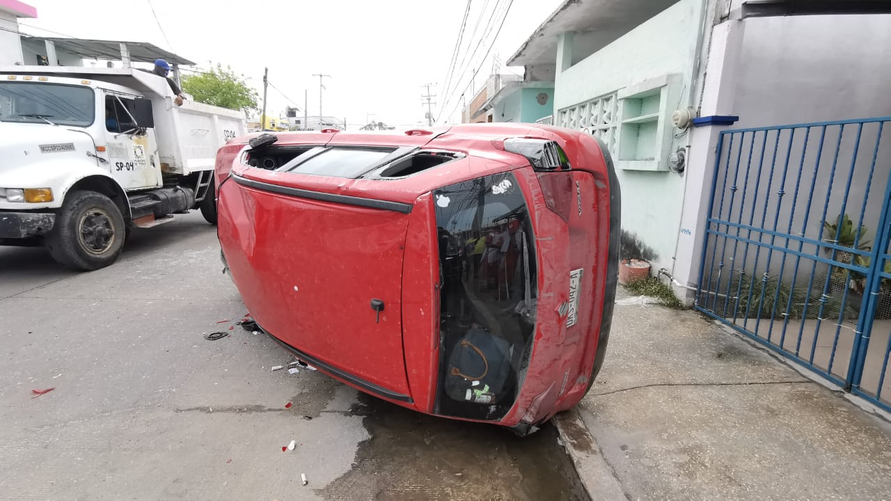 El conductor perdió el control de su vehículo El conductor perdió el control de su vehículo