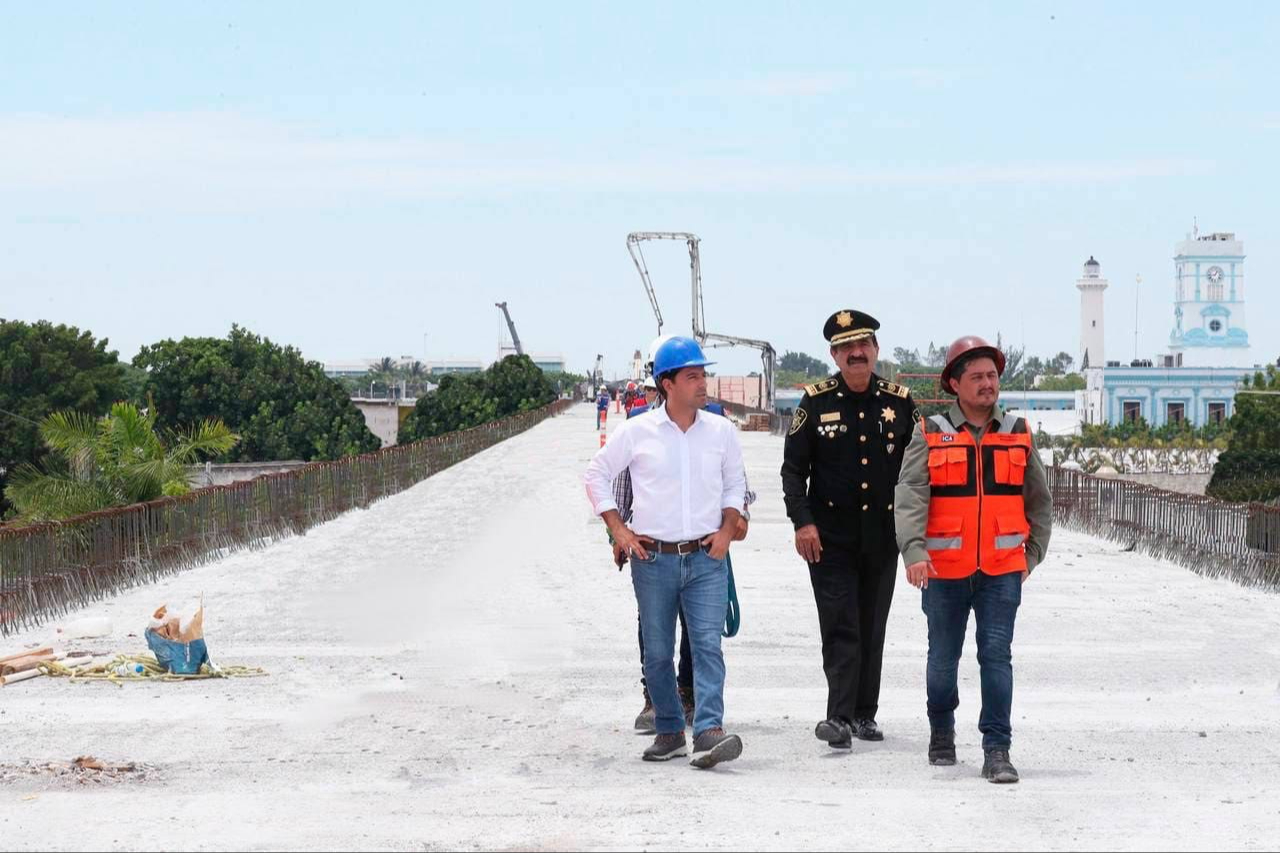 El Gobernador del Estado supervisa el desarrollo de la carretera elevada que se construye en Progreso