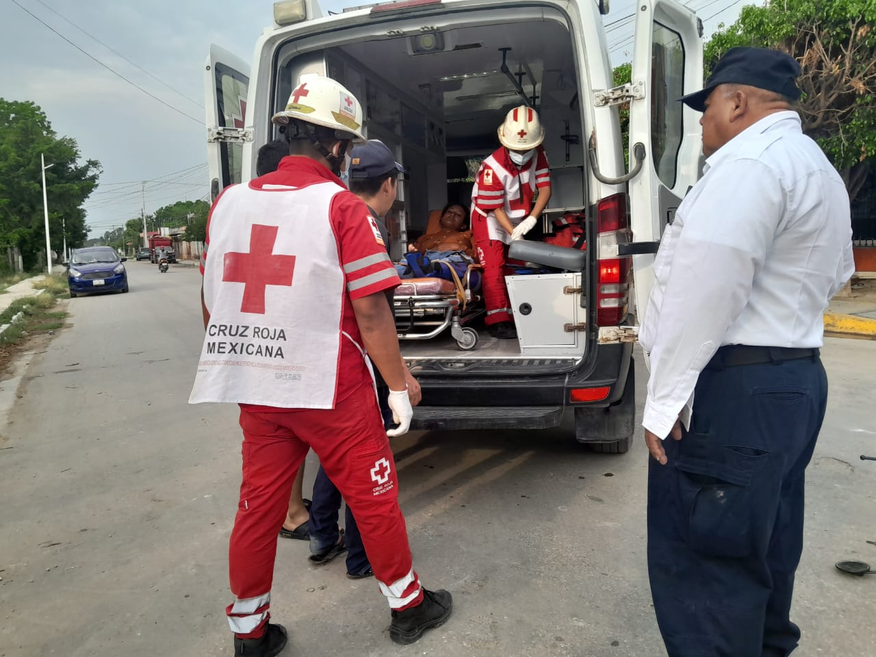 Se pasa el alto y provoca accidente de motociclista en Escárcega