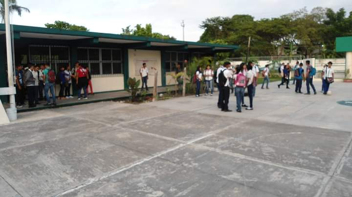 Padres de familia tienen que ahorrar para el baile de graduación de sus hijos Padres de familia tienen que ahorrar para el baile de graduación de sus hijos