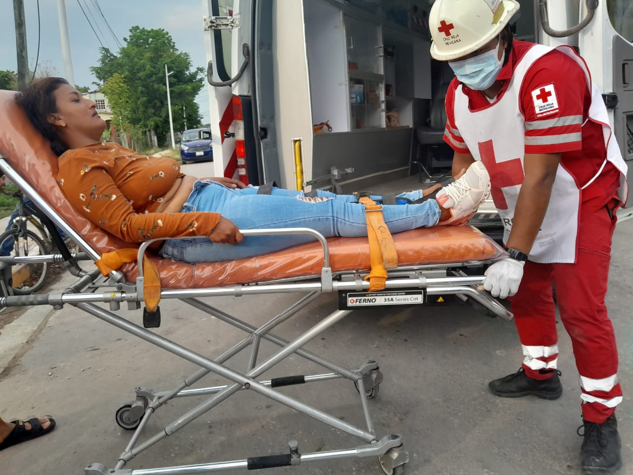 Pareja resulta lesionados en choque de camioneta con motocicleta Pareja resulta lesionados en choque de camioneta con motocicleta
