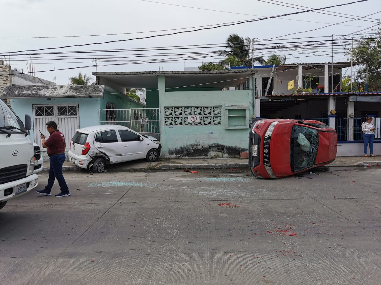 Vuelca su camioneta en Ciudad del Carmen tras chocar contra un auto estacionado 