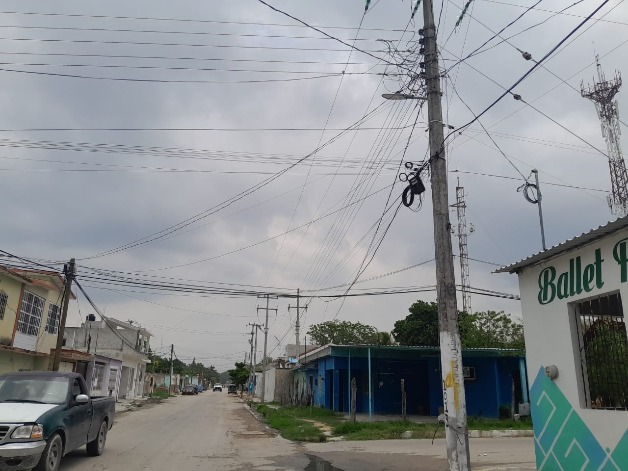 Vecinos amenazan con plantarse en las oficinas de la CFE como medida de presión Vecinos amenazan con plantarse en las oficinas de la CFE como medida de presión