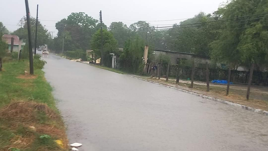Calles se convirtieron en arroyos de agua Calles se convirtieron en arroyos de agua